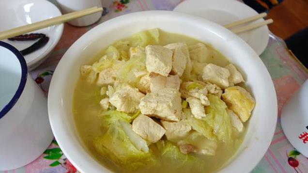 白菜炖豆腐，营养美味，多加一步，操作容易味道更鲜美