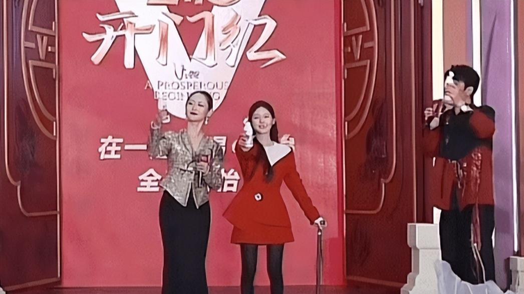 赵露思增重 8 斤拄拐惊艳回归，气质逆袭仿若赵丽颖，面相都变了
