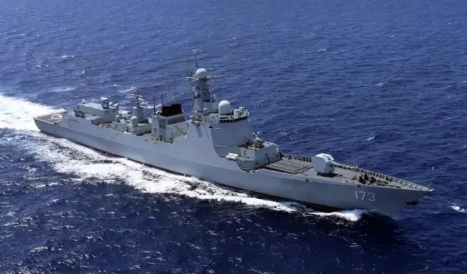 轰-6K带弹出动，美航母火速开溜，英国介入南海，抢着为菲军出头