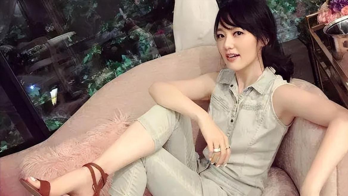 王冠首晒夫妻合照，老公身高180肤色偏黑，俩人牵手相拥好甜蜜