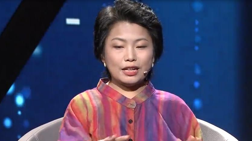 女孩被当男孩养20年，不穿内衣不用卫生巾，母亲笑称：有顶梁柱了