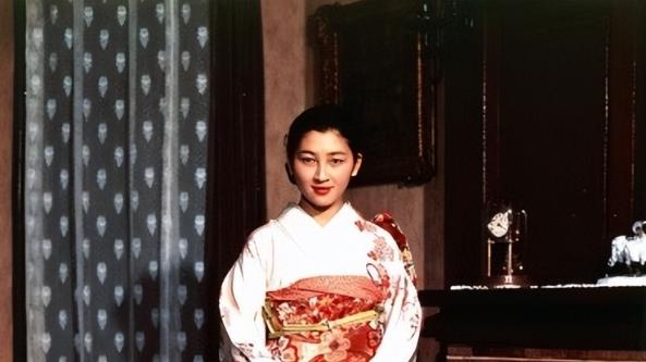 美智子陪明仁天皇拍生日照！穿蓝衣与黑裤依然优雅，年轻时更惊艳