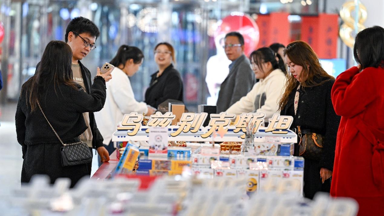 中国外长跑到了邻国，只为传给美国一个信号
