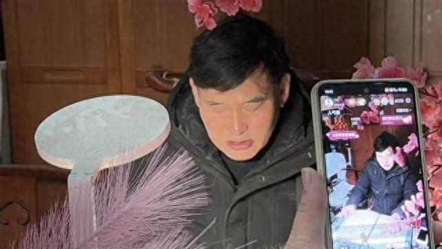 朱之文，一个靠歌声火遍全国的农民，如今却为了去儿子家，不得不翻墙而过，如同上演现