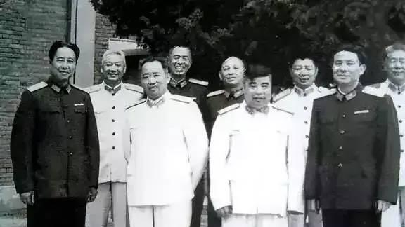 1970年毛主席想调整空军领导班子，林总拒绝换人，主席瞄了他一眼