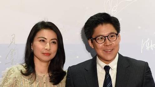 霍启仁求婚成功！豪门三兄弟齐亮相，霍启刚郭晶晶成焦点