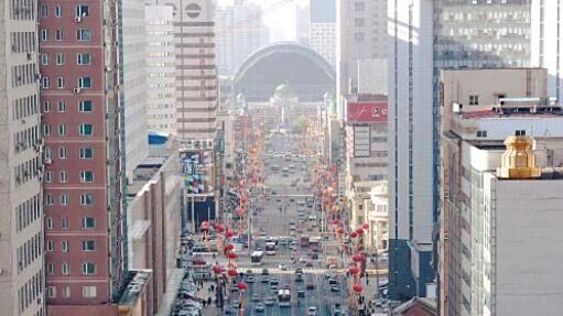 沈阳站东广场前，百年中华路的地砖人行道现沥青补丁