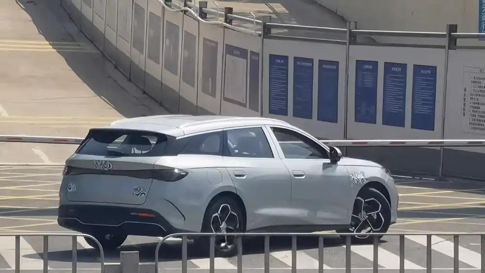 比亚迪海豹06旅行版DM-i实车曝光，10万级瓦罐不是梦