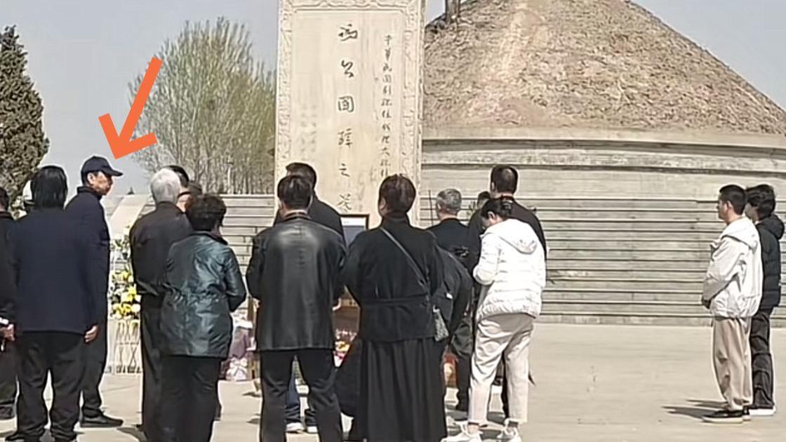 冯巩清明低调祭祖，亲情胜过名利，背后故事你知多少？