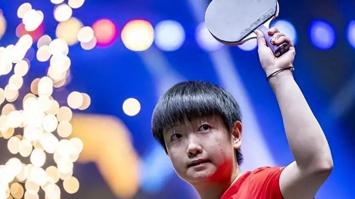 乒乓选手孙颖莎赛场绑绷带退赛，规则逼人连轴转，官媒直指赛程黑洞