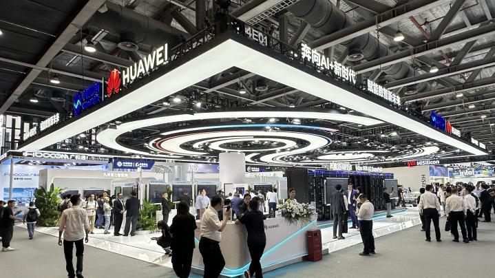 硬核的电子展展览设计搭建 TOP 级榜单 —— 精密设备展示解决方案