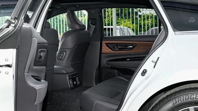 丰田全新进口皇冠：雷克萨斯LS底盘加持，为何难破千台销量？