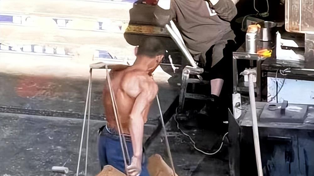 舅舅打工26年存80万，60岁回老家盖房，这是男人的执念很多人不懂