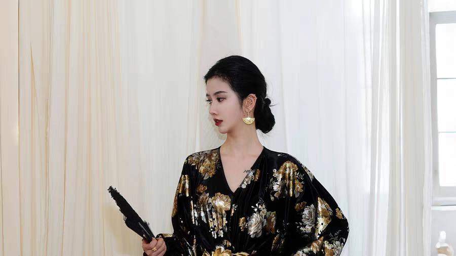 澄渔高定【熙寰赋】新中式雕花丝绒烫金压金灯笼袖大裙摆连衣裙