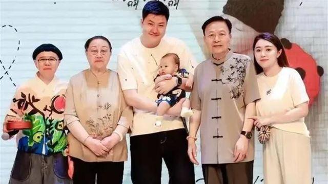 金龟子当姥姥，王宁变慈祥，娃娃怀抱儿子好幸福，公婆又高又年轻