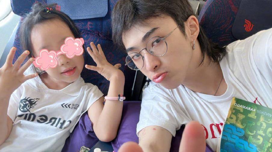 伊能静写小作文为儿子庆生，57岁的她，被秦昊养成了美少女