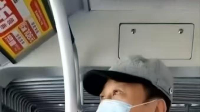 冯巩去河北给曾祖父扫墓，副部级待遇很低调，没一辆豪车哥姐也在