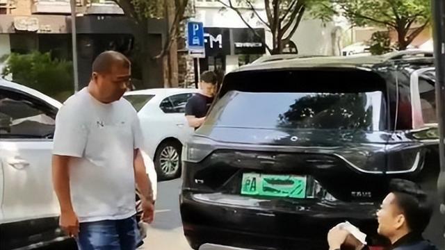 上海女子出轨被抓，现场卫生纸满地，两人身份被扒，简直不可思议