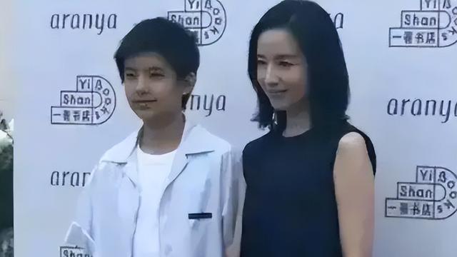 离婚12年后，董洁也没想到，自己才16岁的儿子就已经开始为她争光