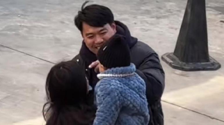 男子春节回老家，男子偶遇初恋聊不停，儿子：妈妈喊你回家