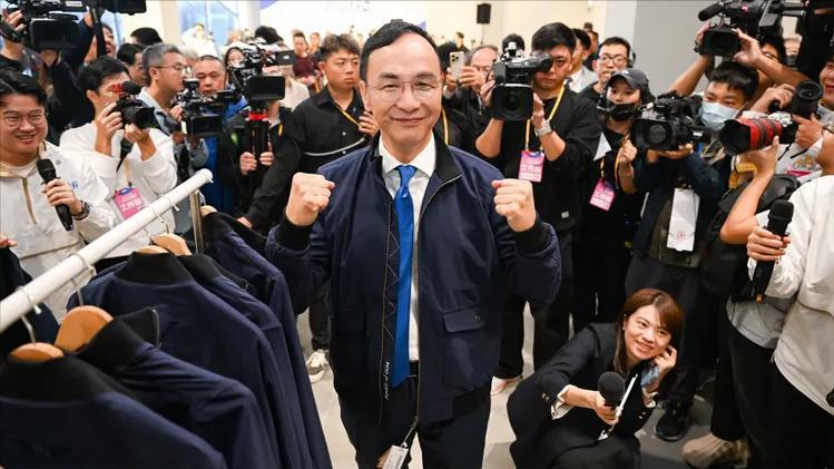 刚进2月蓝已13人达一阶段罢免门槛，朱立伦被逼到绝境被迫反击