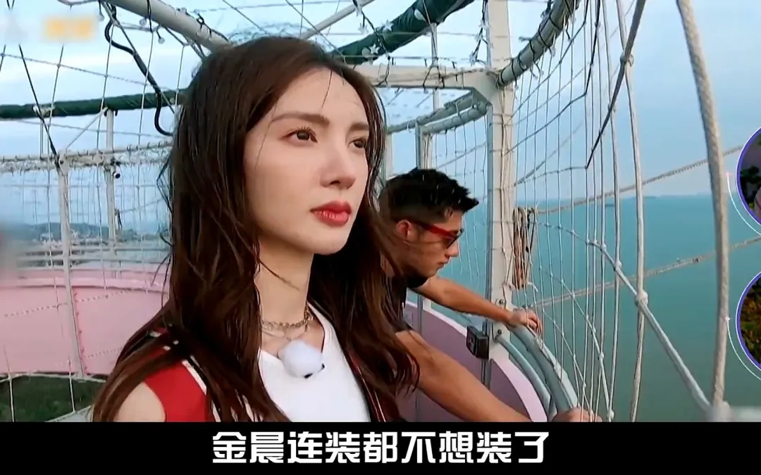 34岁金晨增肥后更漂亮了，穿蓝色薄纱开叉裙女人味十足，身材好不怕穿的少