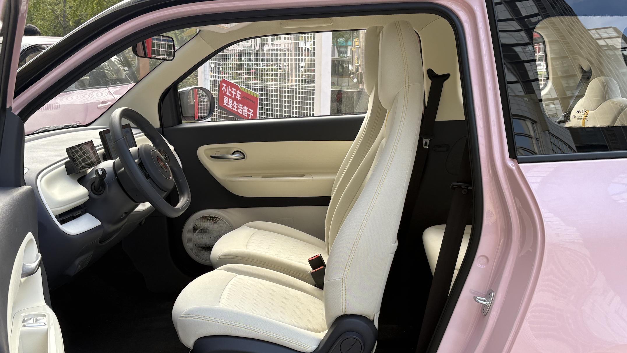 五菱，小心了！亲兄弟也来砸场，续航220公里，卖3.98万