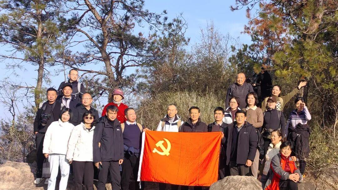 花亭湖摄影家协会党支部举行迎新户外活动