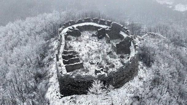 南漳三月雪景如画，山乡踏雪寻幽，感受自然之美