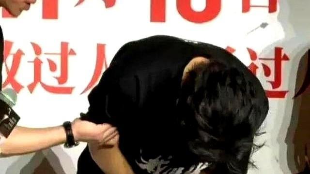 黄晓明叶珂医院产女疑云



黄晓明深夜现身医院，粉色待产包格外醒目，网友纷纷猜