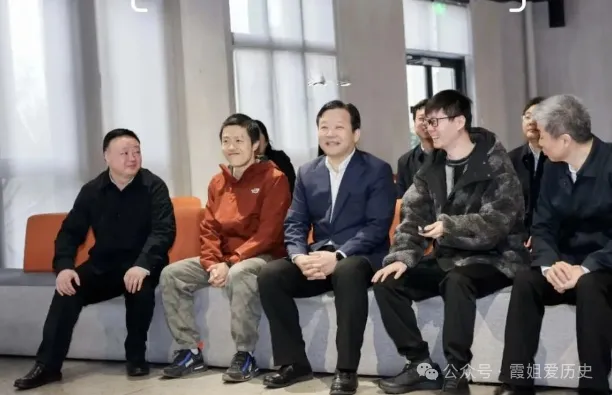 45岁导演饺子街头偶遇，身穿橙色冲锋衣搭束脚裤依旧低调，略显疲惫仍然帅气