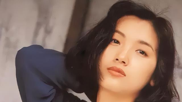 美人迟暮！香港女神吴倩莲老成了这样，满头银发不敢认