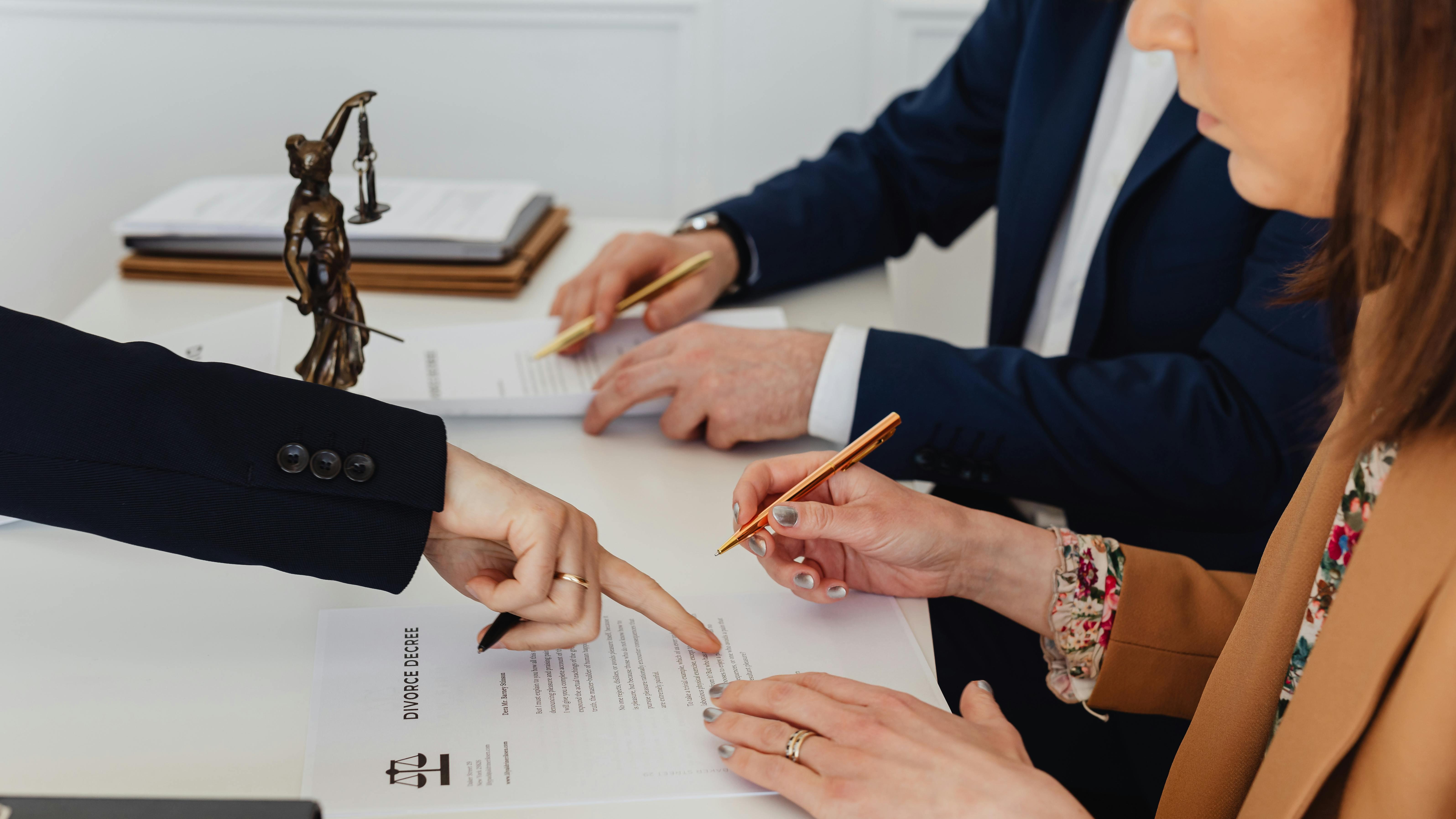 职场上，如果你的下属在办公室众目睽睽之下直接跟你发飙，说你不尊重他，应该如何处理？