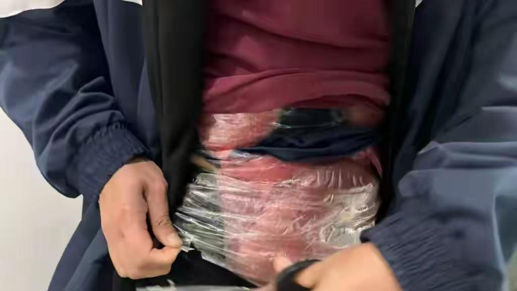 海关安检惊掉下巴！有人浑身缠18斤猪内脏闯关，这操作看完直皱眉…