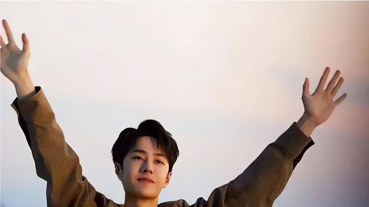 王一博极限运动预告片曝光，攀岩时壁滑脱手坠海，被传下半身受伤