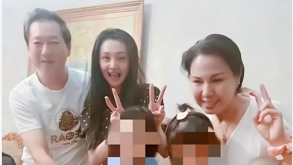 郑爽头发凌乱为儿子庆生！近照憔悴背后，2.99亿债务下的普通人生活
