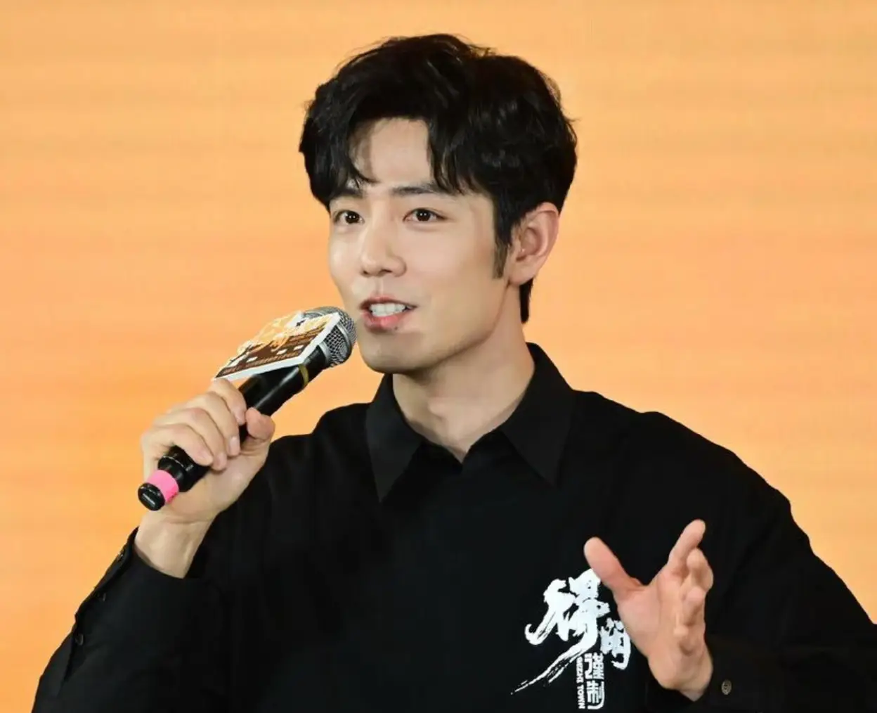 肖战路演被观众喊“像我父亲”哭到抹泪，《得闲谨制》口碑封神却遭偷票房，逆袭太难了