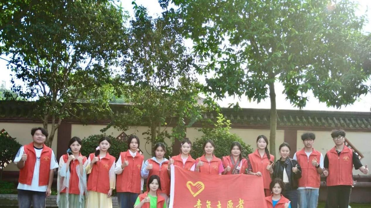 校地同心 情暖重阳：重庆工业技师学院志愿服务走进板桥镇敬老院