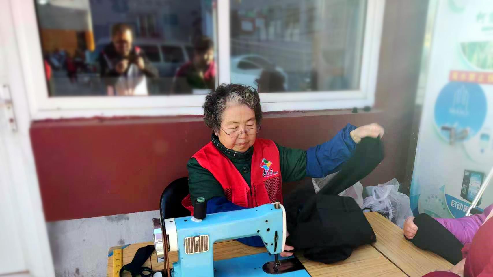 【工益暖阳】志愿者刘淑琴：用针线编织志愿温情的使者