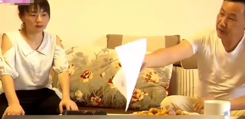 她出120多万邂逅老头，又送2台豪车，被掏空后，结局凄惨。