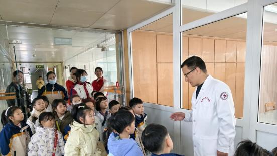 信阳市羊山哈敦幼儿园走进市中心血站开展生命教育实践活动