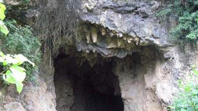 湘西大山深处突现白毛女一身红衣独居山洞30年实则是“痴情女”