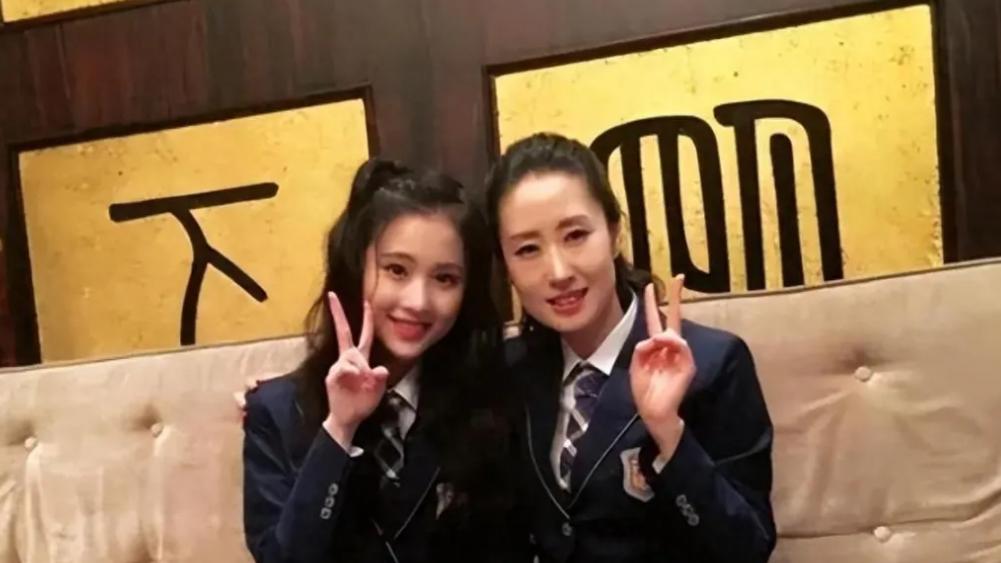 49岁刘敏涛女儿才13岁就这么美！厌世脸超有辨识度，五官神似年轻版全智贤