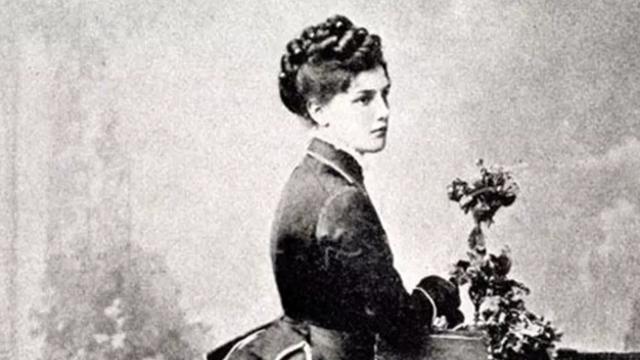 丘吉尔的母亲：二百多个情人让丈夫头疼，自己却活得像明亮的星星