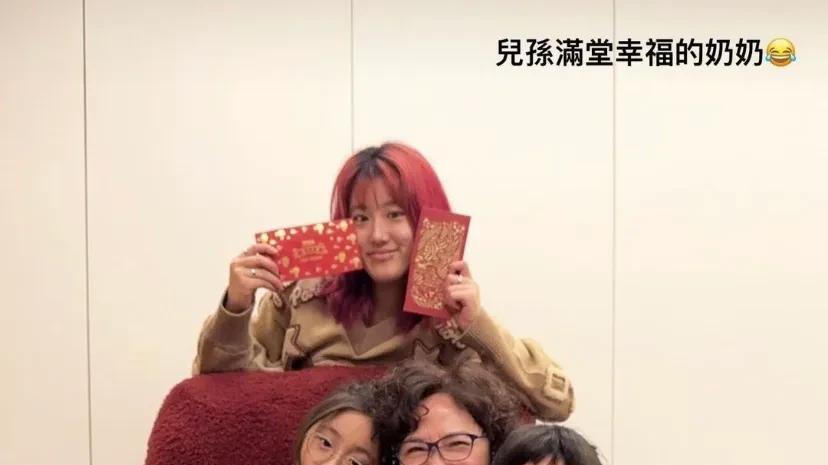 贾静雯家庭聚会，三个孩子都像各自爸爸，梧桐妹粉发抢镜
