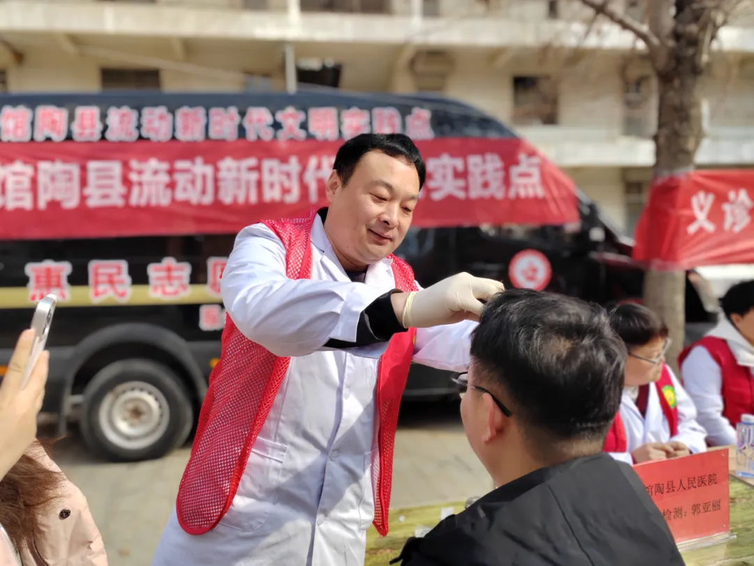爱心义诊进社区 健康服务零距离——馆陶县人民医院惠民志愿服务队走进天竺御景园小区