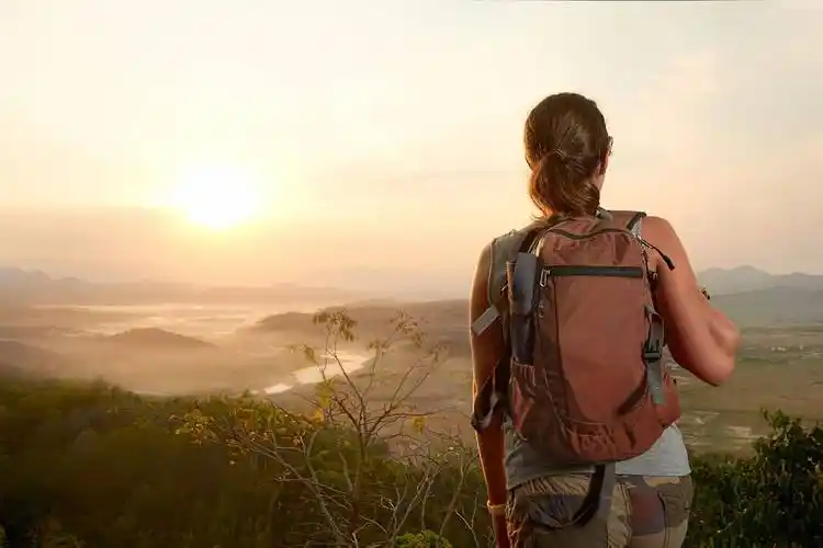 做照亮幽谷的光，而非压垮他的雪