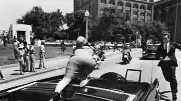 1963年，肯尼迪总统遇刺身亡！枪声响起，鲜血四溅，杰奎琳奋力爬向车后，捡拾着什