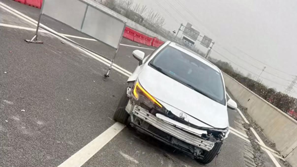 丰田车主为了享受自动驾驶，自己加装智能驾驶，结果上高速就撞了