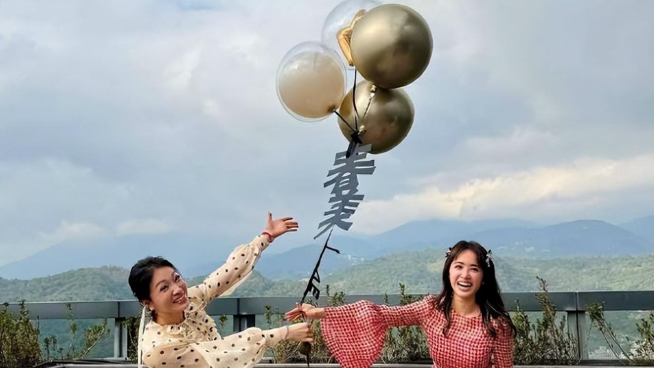 蔡依林晒全家福为妈妈庆生，母女俩长得太像了，蔡妈妈保养的真好